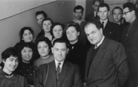 В Институте вычислительной механики в 1960 году. Стоят в нижнем ряду: Татьяна Михайловна (слева), Вячеслав Всеволодович Иванов (справа).